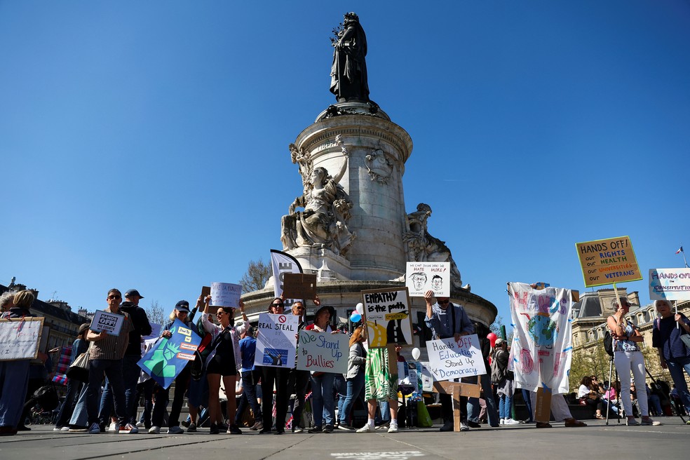Ato contra Trump na Place de la Republique, em Paris — Foto: Abdul Saboor/Reuters