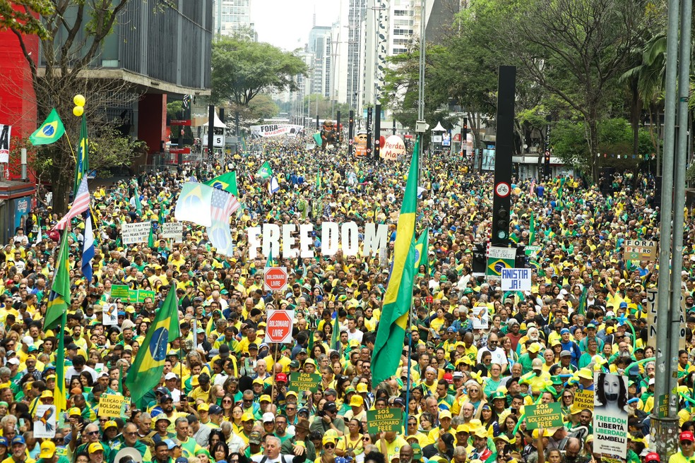 Manifestantes na Avenida Paulista, em So Paulo, neste domingo (7)  Foto: GABRIEL SILVA/RASPRESS/ESTADO CONTEDO
