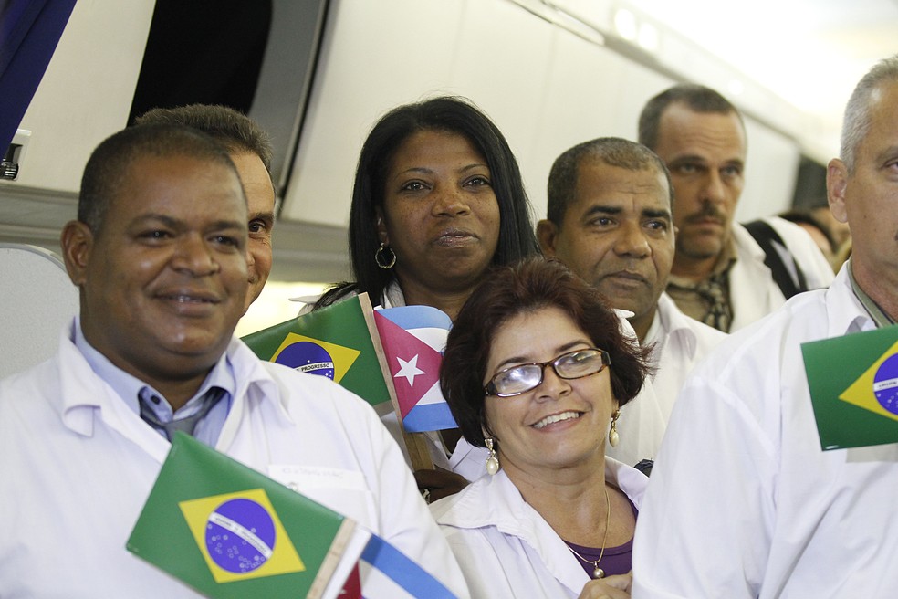 Médicos cubanos que atuaram na primeira etapa do programa Mais Médicos chegam ao Brasil em agosto de 2013. — Foto: Karina Zambrana - ASCOM/MS