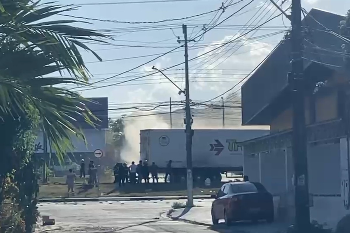 VÍDEO: Caminhão pega fogo na Avenida das Torres e deixa trânsito congestionado em Manaus