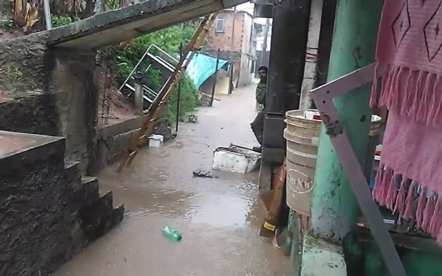 Chuvas causam alagamentos em bairros de Salvador e Defesa Civil emite alerta 