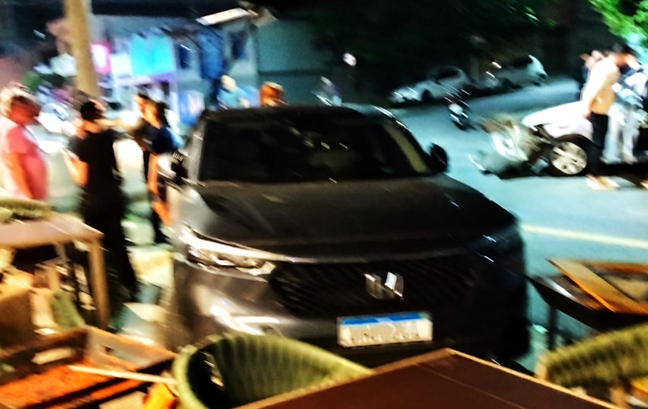 VÍDEO: carro estacionado 'invade' bar após ser atingido por veículo em avenida de Piracicaba