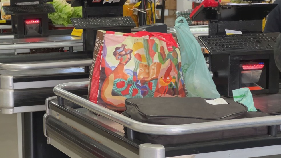 2 de 2
Justiça libera cobrança de sacolas plásticas em supermercados de Marília — Foto: TV TEM/Reprodução
