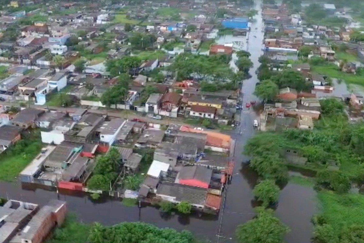 Imagens de drone mostram Peruíbe debaixo d'água após fortes chuvas; ASSISTA