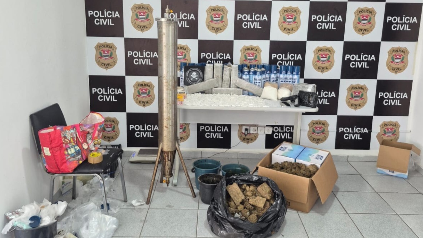 Polícia prende suspeito e apreende mais de 30 kg de drogas em laboratório clandestino em São José