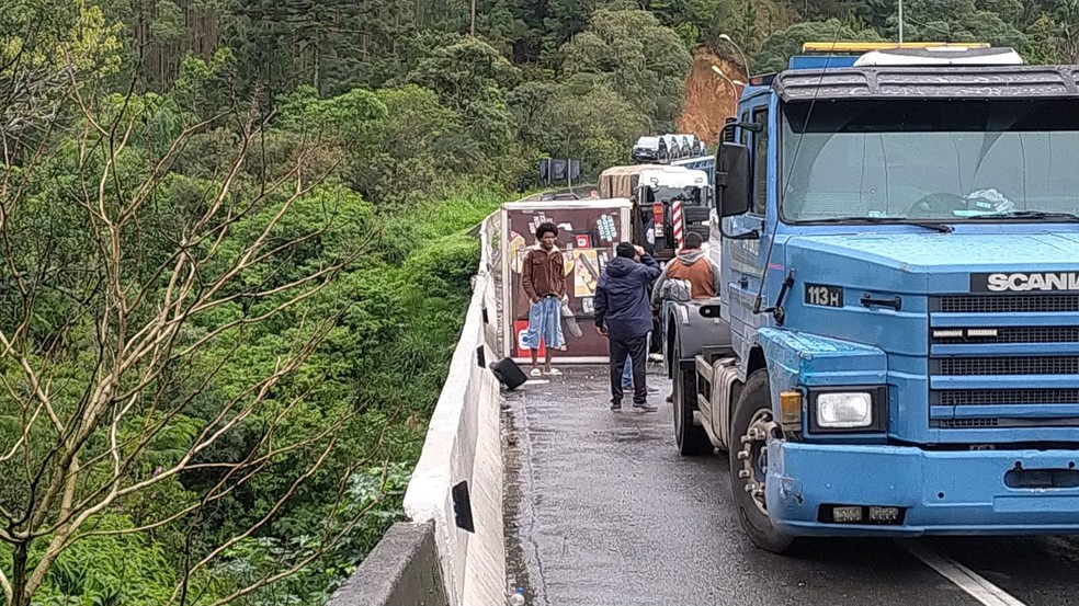 Caminhão-tanque incendeia e interdita BR-277 entre Curitiba e Campo Largo -  Jornal União Campina Grande do Sul