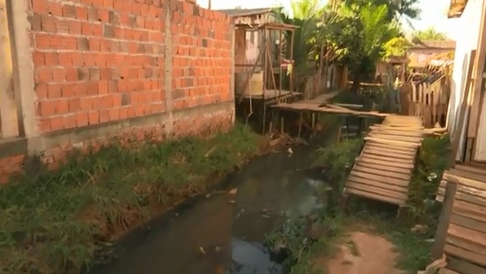 No Acre, 90% da população não tem coleta de esgoto e menos da metade tem acesso à água potável — Foto: Reprodução/Rede Amazônica Acre