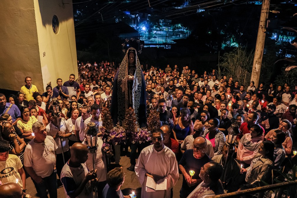 Fiéis católicos participam de procissão em Sabará (MG) na madrugada desta Sexta-Feira Santa, 29 de março de 2024 — Foto: Rodney Costa/Zimel Press/Estadão Conteúdo