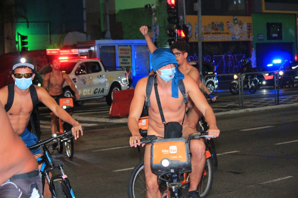 Ciclistas participam da Pedalada Pelada em SP — Foto: LUIZ RODRIGUES/ATO PRESS/ESTADÃO CONTEÚDO