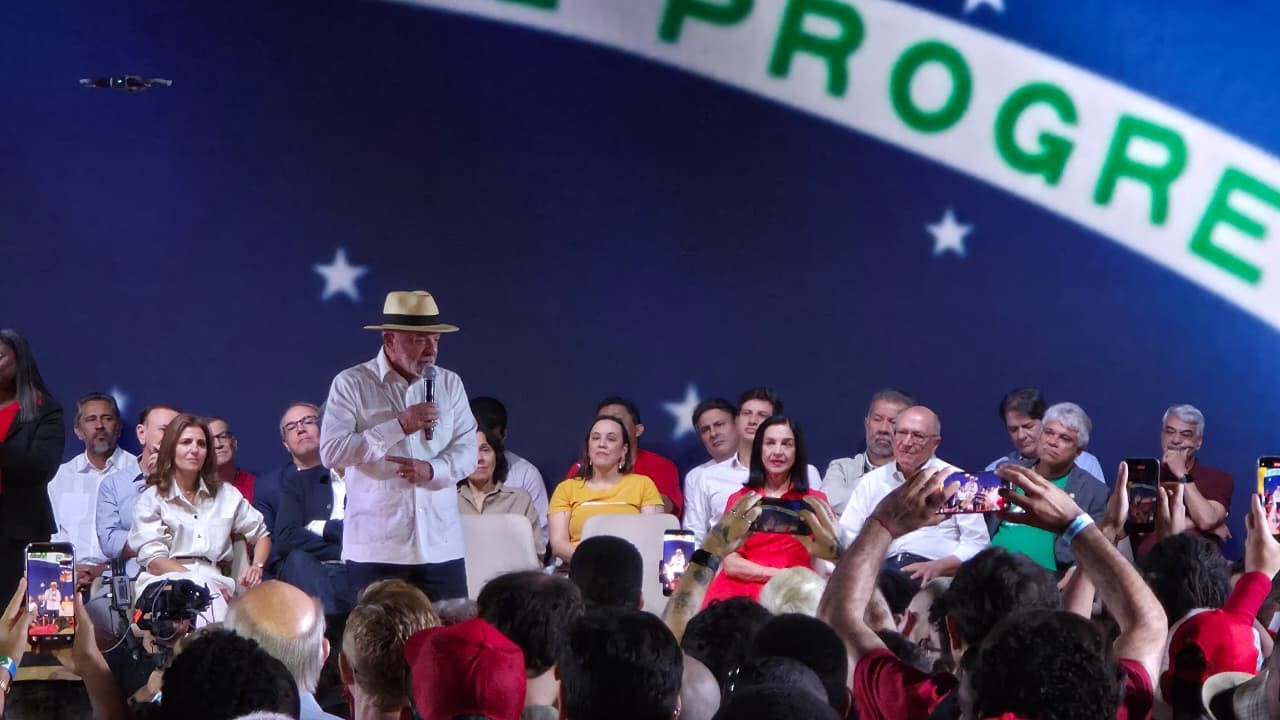 Lula discursa em convenção que oficializa sua candidatura