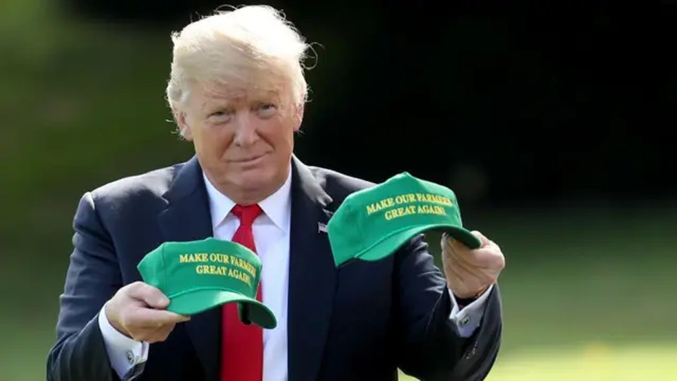 Os apoiadores de Donald Trump afirmam que suas tarifas de importação irão ajudar os agricultores americanos no longo prazo — Foto: Getty Images via BBC