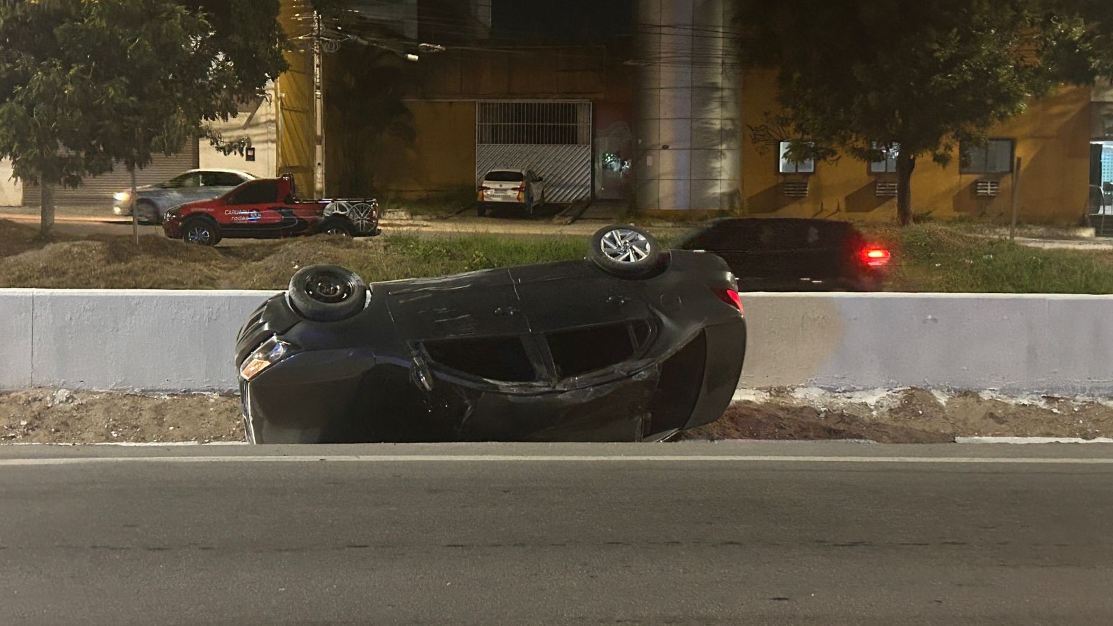 Carro roubado capota e motorista foge na BR-104 em Caruaru; VÍDEO