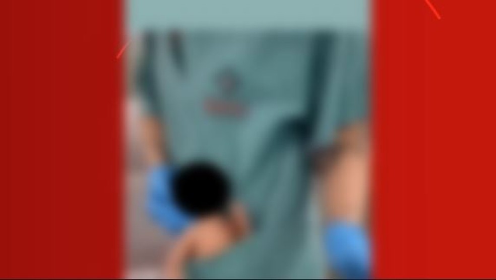 Recém-nascido é colocado em bolso de jaleco enquanto fisioterapeuta dança em maternidade de SC — Foto: Reprodução