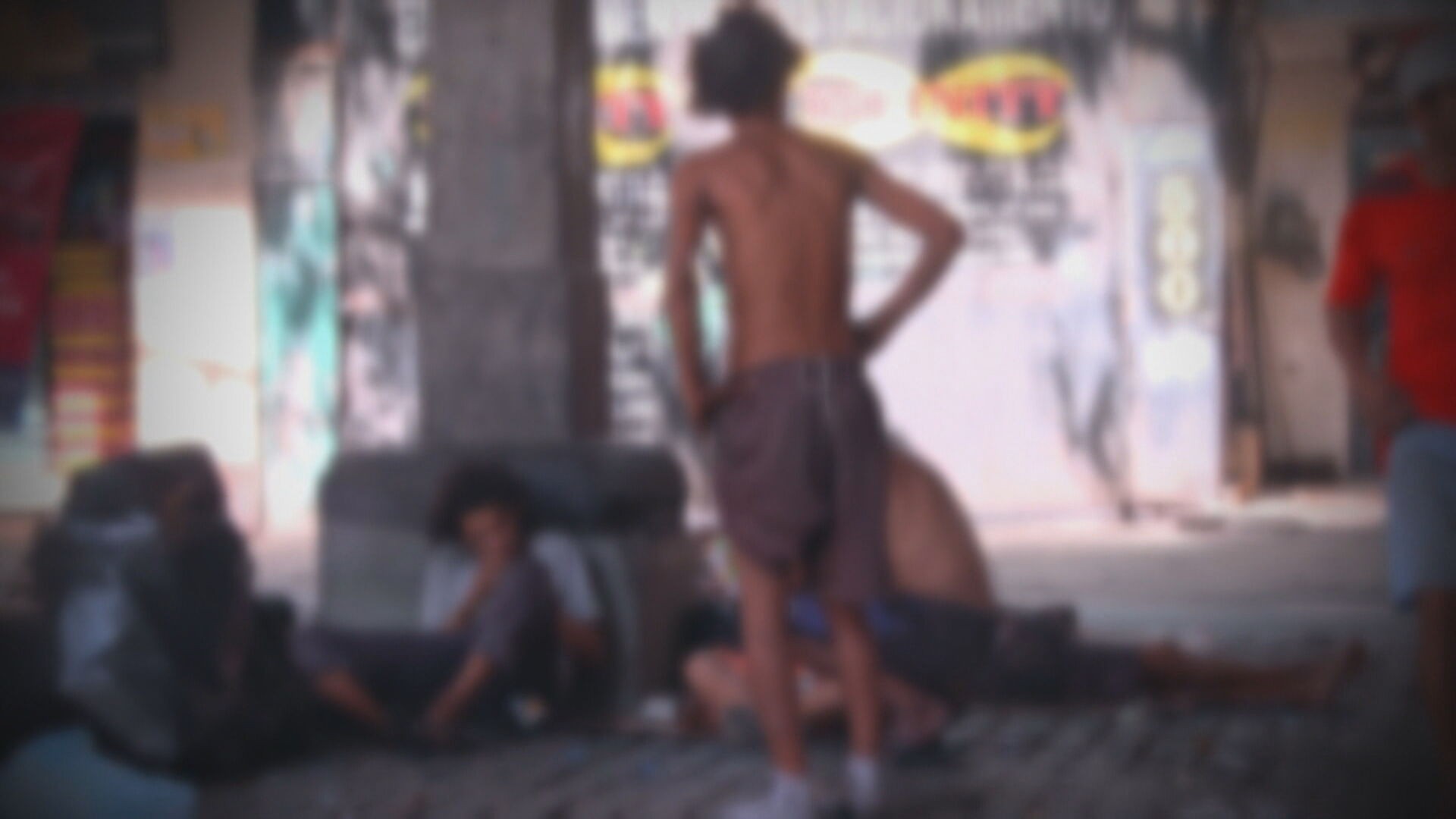 Usuários de drogas são flagrados usando crack em plena luz do dia no Rio  