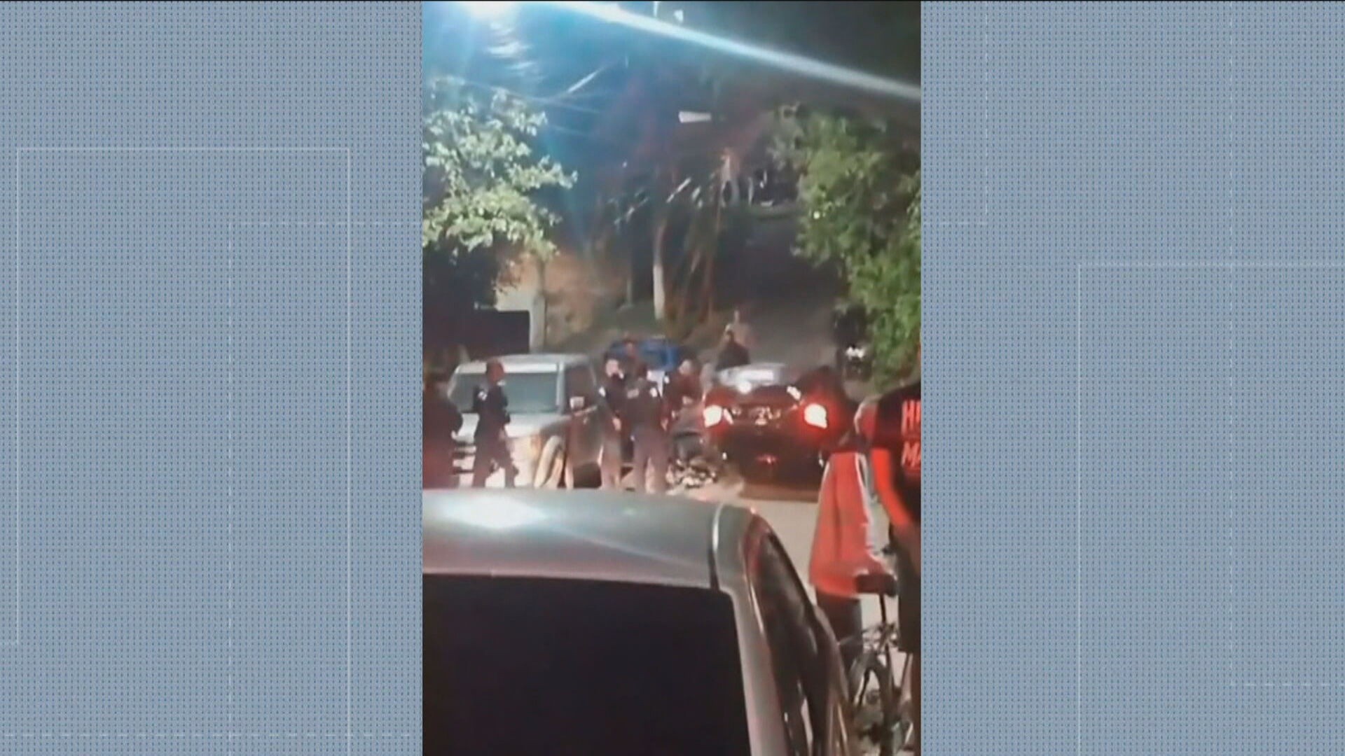 Perseguição termina com carro roubado capotado e dois presos em Caxias