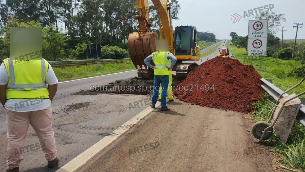 3 de 3
Em Pederneiras a rodovia ficou bloqueada por eros&atilde;o e asfalto danificado na SP-225 &mdash; Foto: CCO da Concession&aacute;ria EIXO SP/Divulga&ccedil;&atilde;o