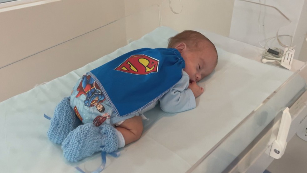 Recém Nascido Bebe Prematuro De Meses Bebe Prematuro Meses Cezar