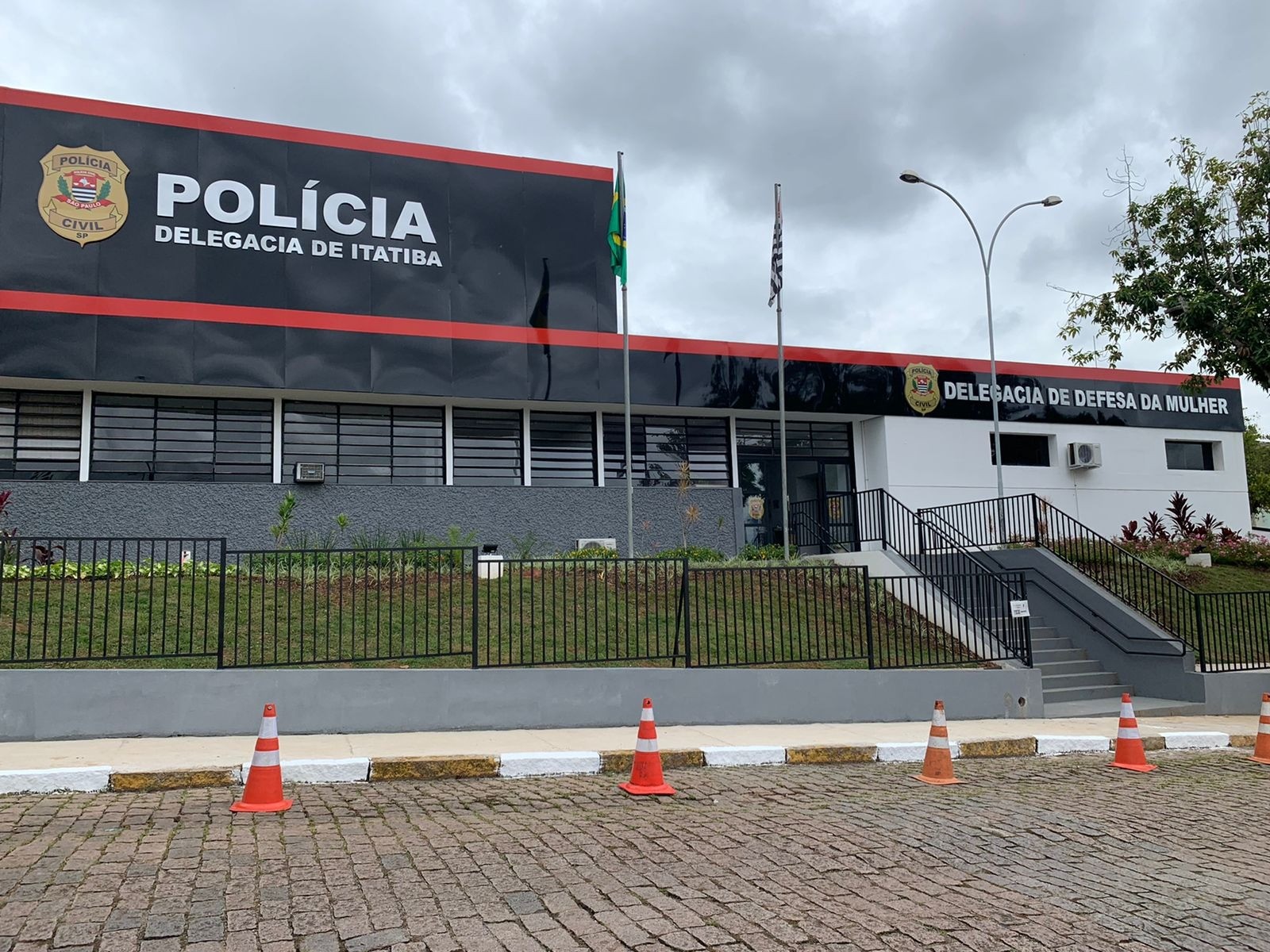 Homem é preso depois de esfaquear mulher várias vezes em ponto de ônibus em Itatiba