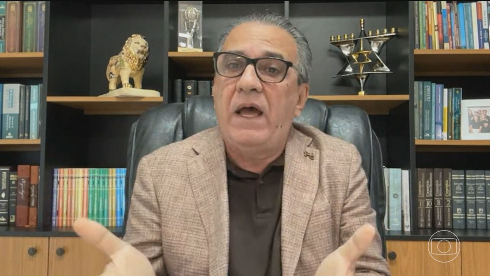 Silas Malafaia é abordado pela PF ao desembarcar no Rio e tem passaporte e celular apreendidos