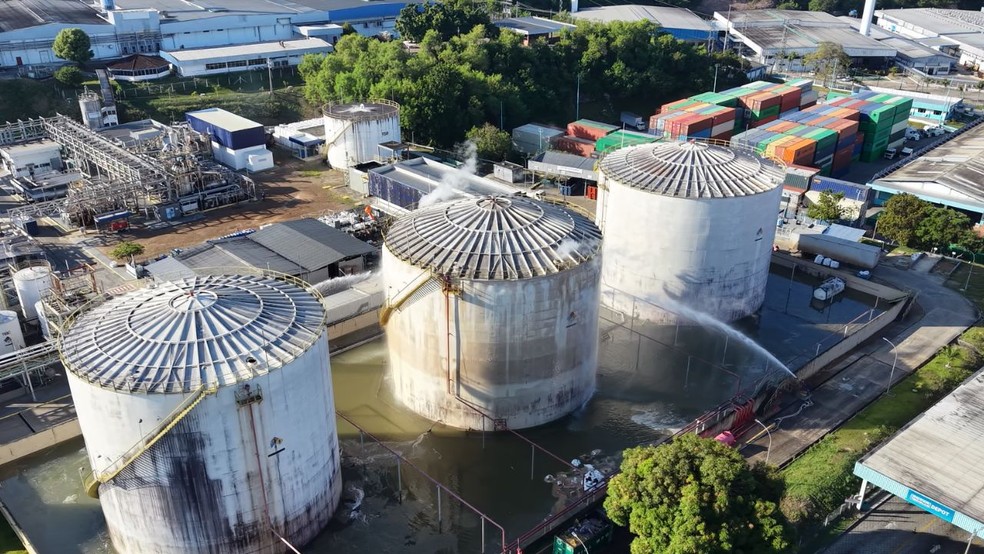 Vazamento de gás em Manaus bombeiros seguem resfriando tanques 14 horas após o incidente — Foto: William Duarte/Rede Amazônica