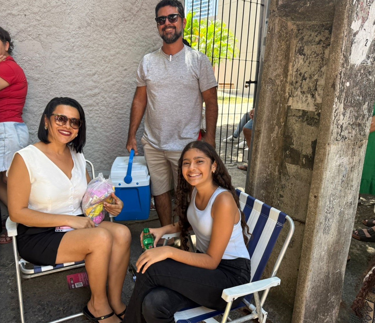 Enem 2025: família leva cooler e cadeiras de praia para esperar candidato fazer prova; VÍDEO