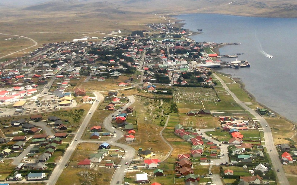 Vista aérea de Port Stanley, nas Ilhas Malvinas/Falklands — Foto: Wikimedia Commons
