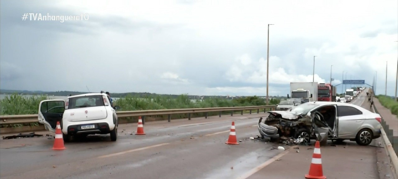 Batida entre carros deixa trânsito lento na ponte que liga Palmas e Luzimangues