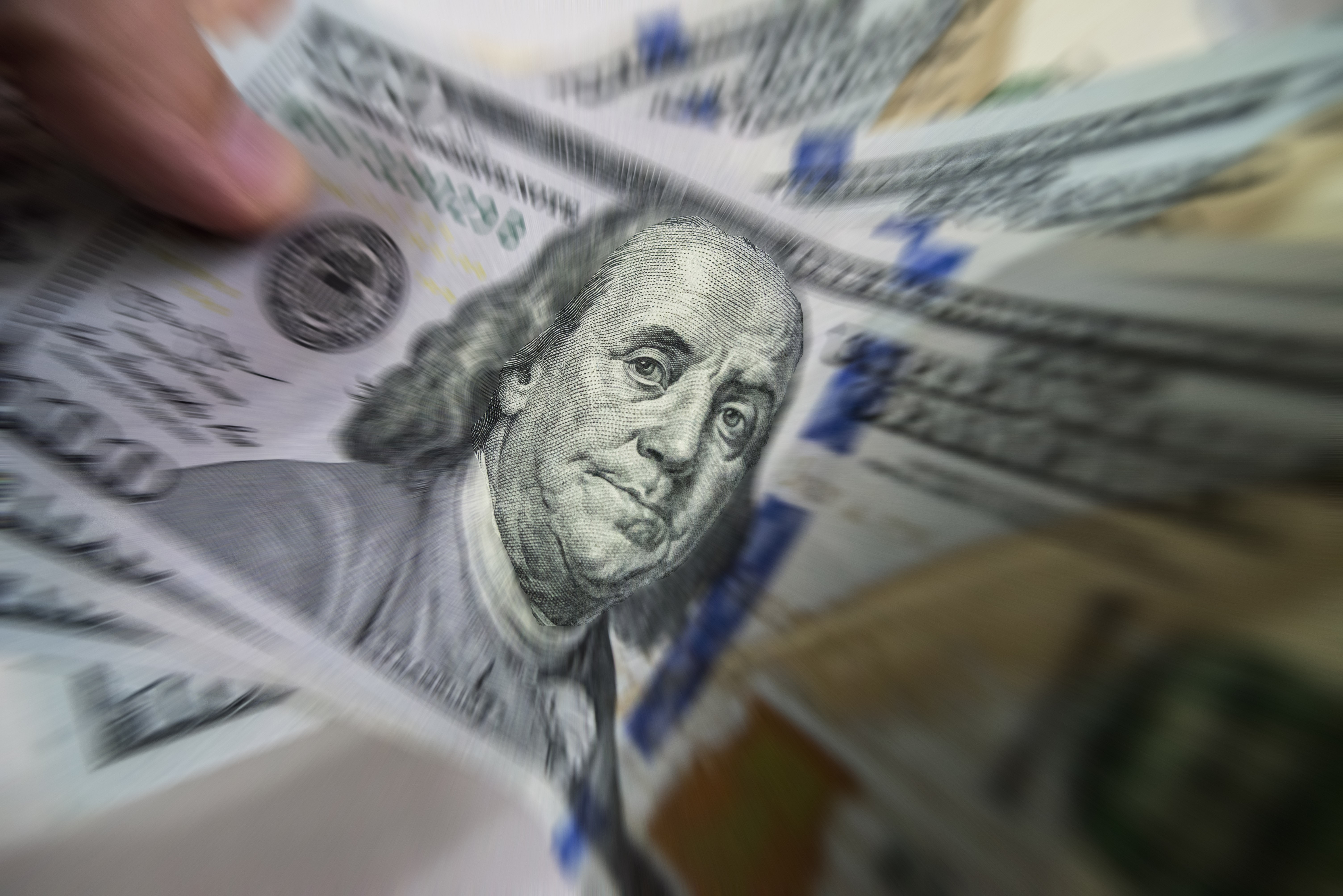 Dólar abre em alta, de olho em dados dos EUA e às vésperas das eleições