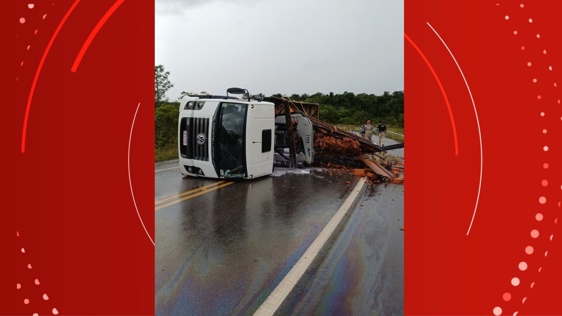 Caminhão carregado de tijolo tomba e interdita parte da BR-156 no Amapá 