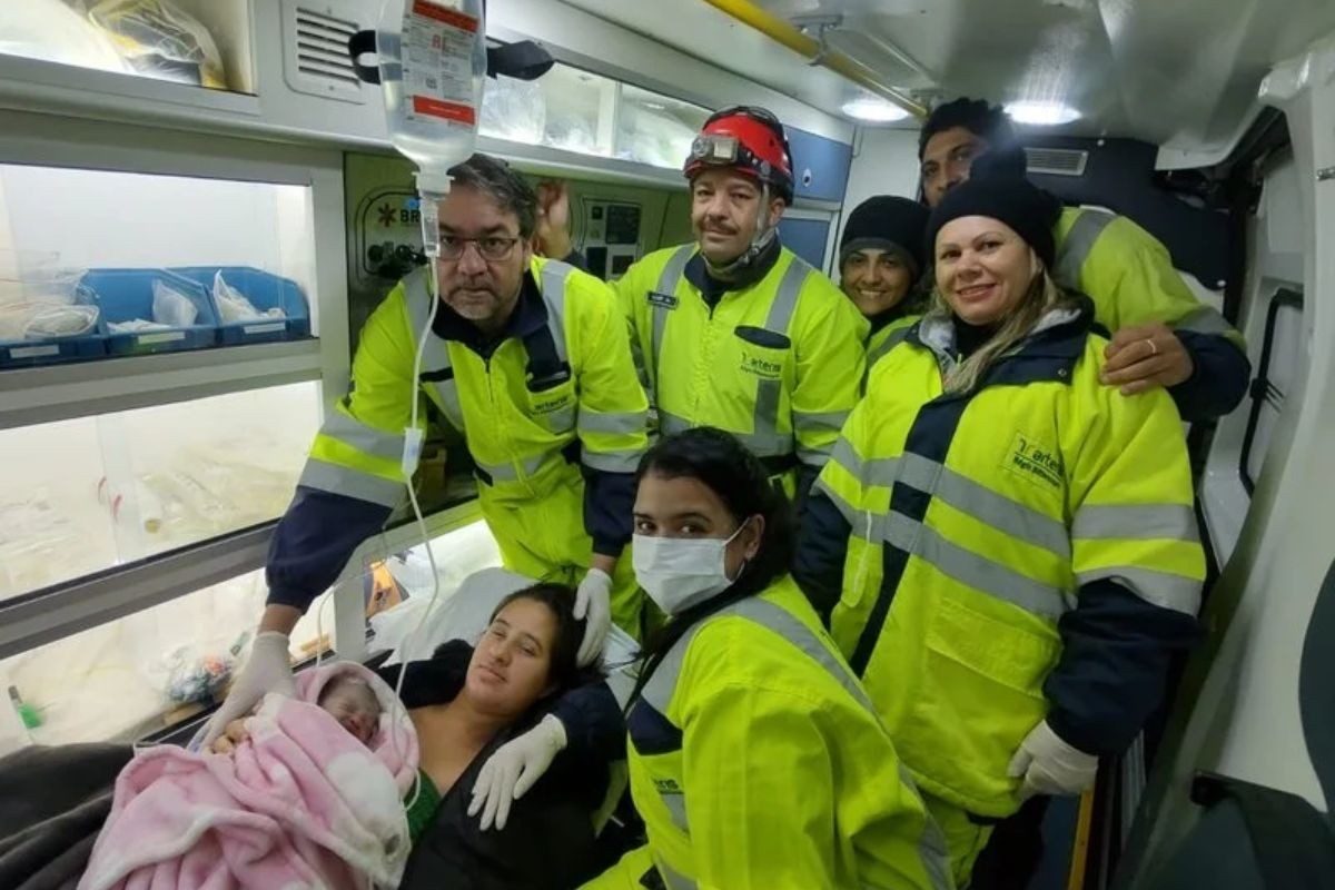 Bebê nasce dentro de ambulância após mãe entrar em trabalho de parto em rodovia de SP 