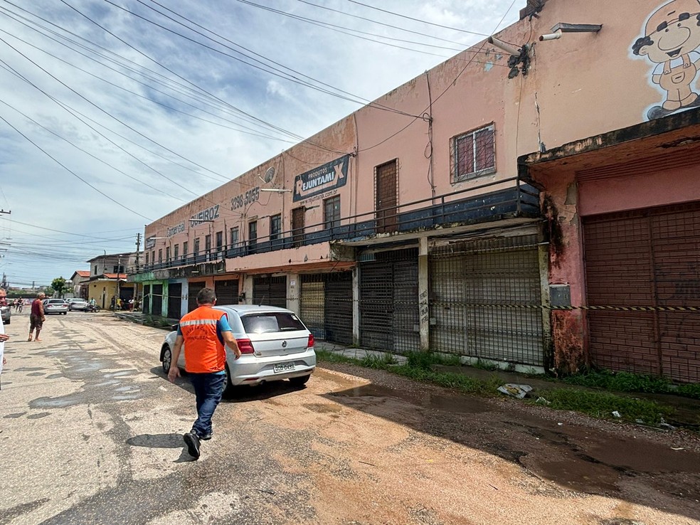 Casas e pontos comerciais foram interditados após desabamento de prédio em Fortaleza. — Foto: Kilvia Muniz/TVM