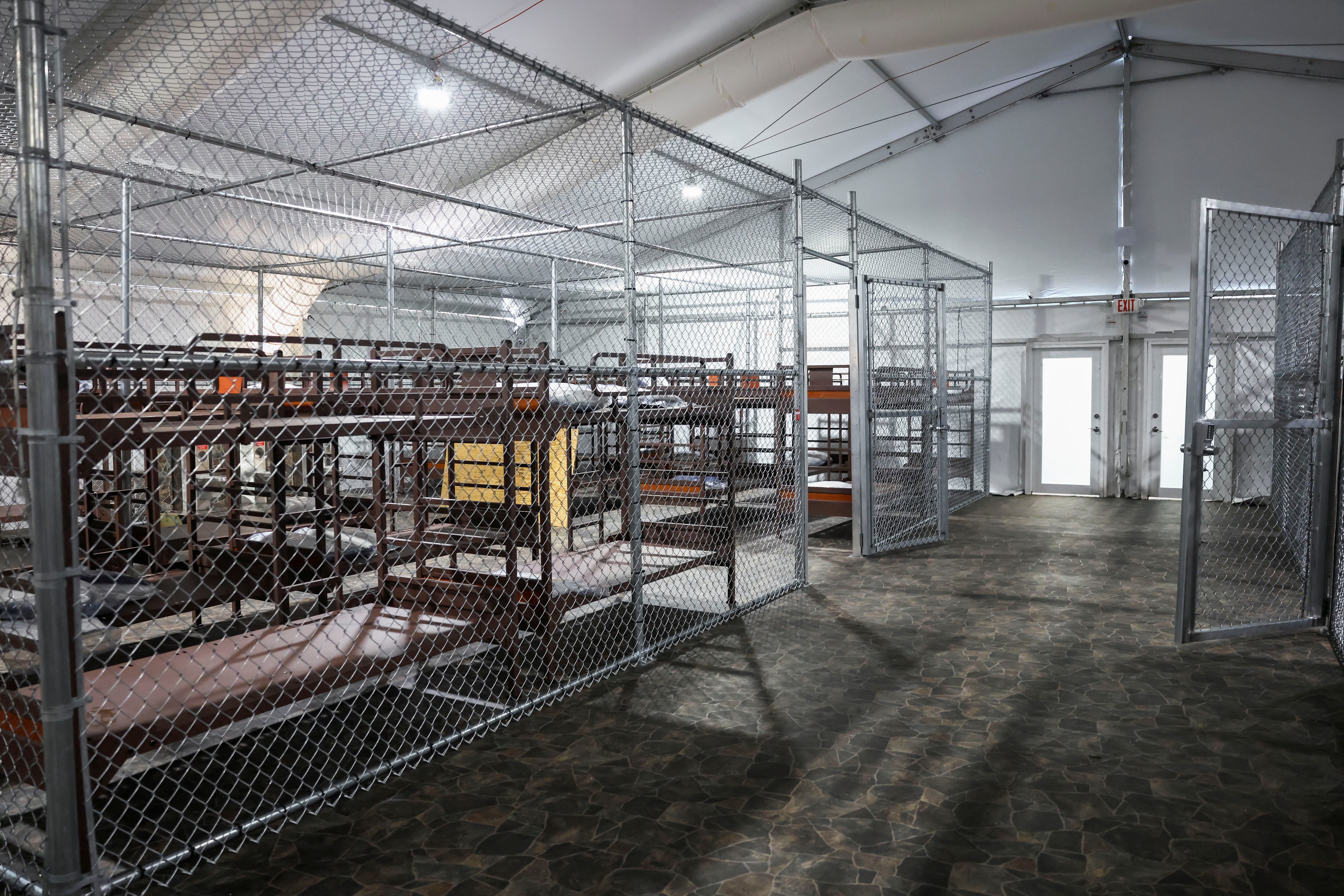 Primeiro grupo de imigrantes chega à 'Alcatraz dos jacarés', centro de detenção na Flórida, diz agência