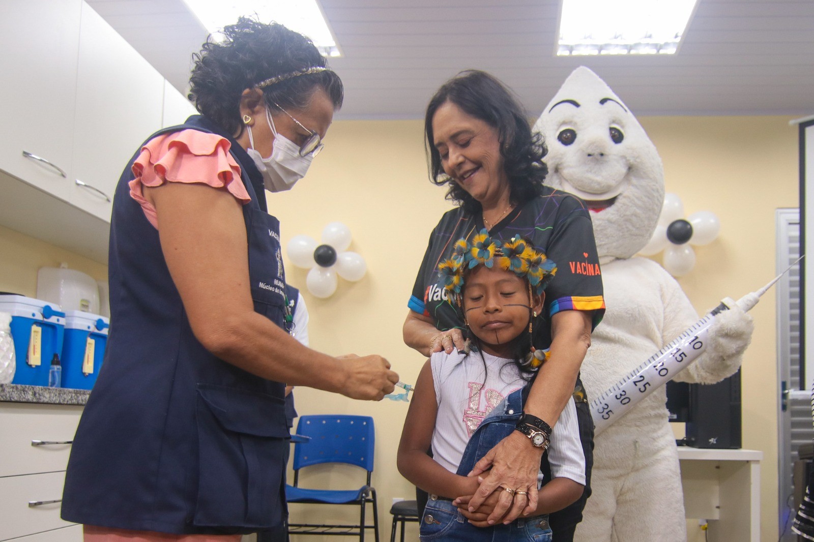 Criança indígena é a primeira a ser vacinada contra dengue em Manaus