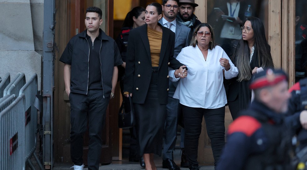 Joana Sanz, esposa de Daniel Alves, saindo de tribunal — Foto: LLUIS GENE / AFP