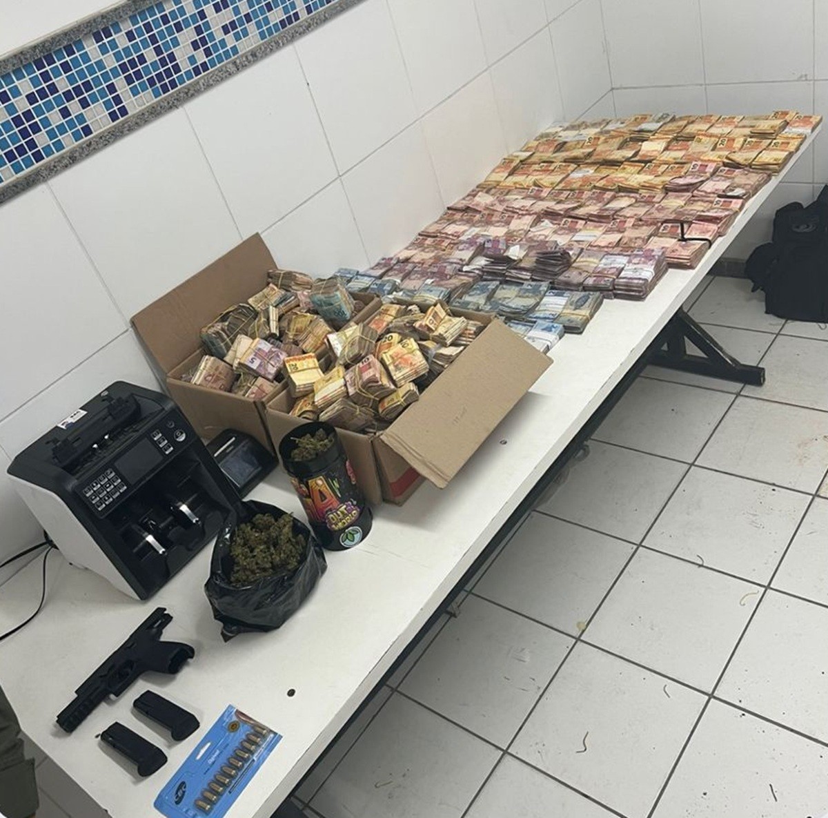Polícia apreende mais de R$ 300 mil em espécie dentro de caminhão de mudança no Grande Recife; VÍDEO