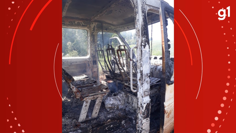 Veículo que transportava alunos de escola fica destruído após pegar fogo no RS — Foto: Cleber João May/Divulgação