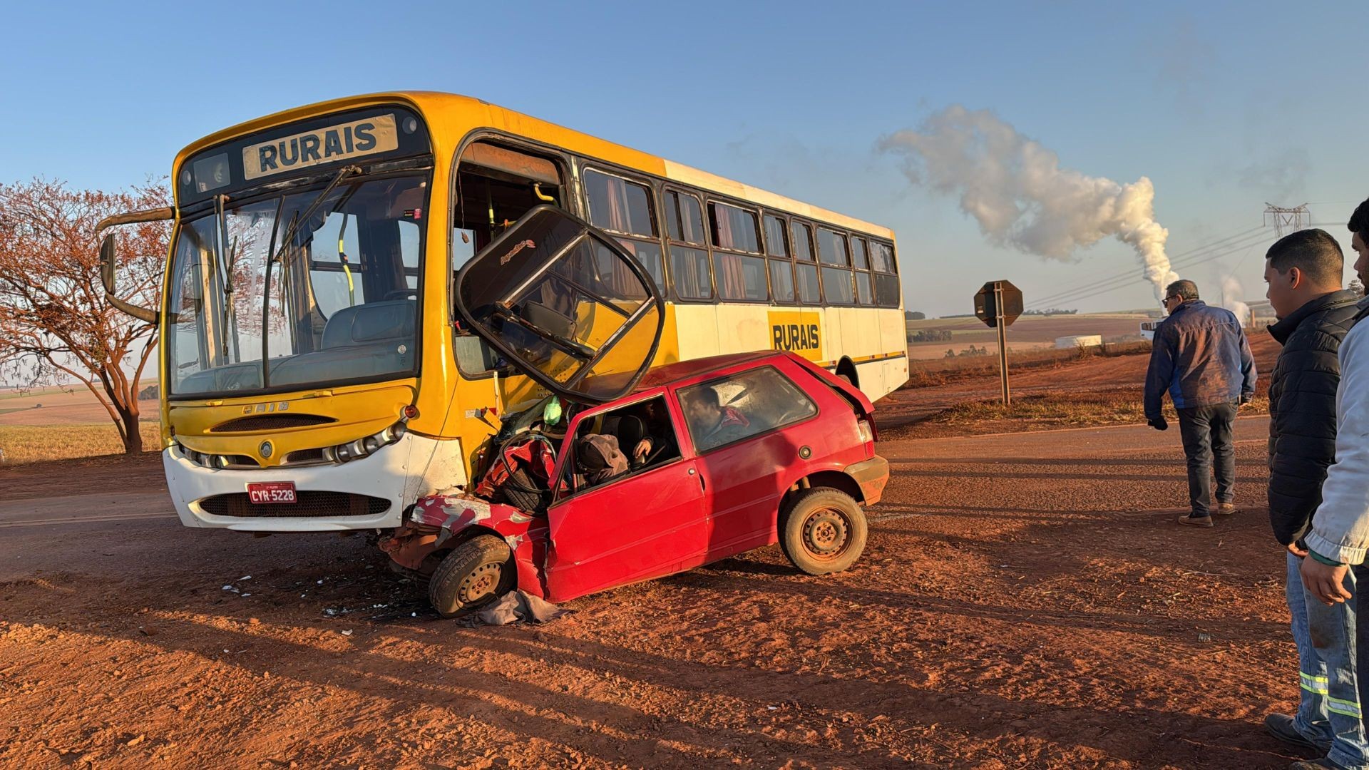 Carro fica preso embaixo de ônibus rural após batida em estrada vicinal de Platina; motorista morreu 