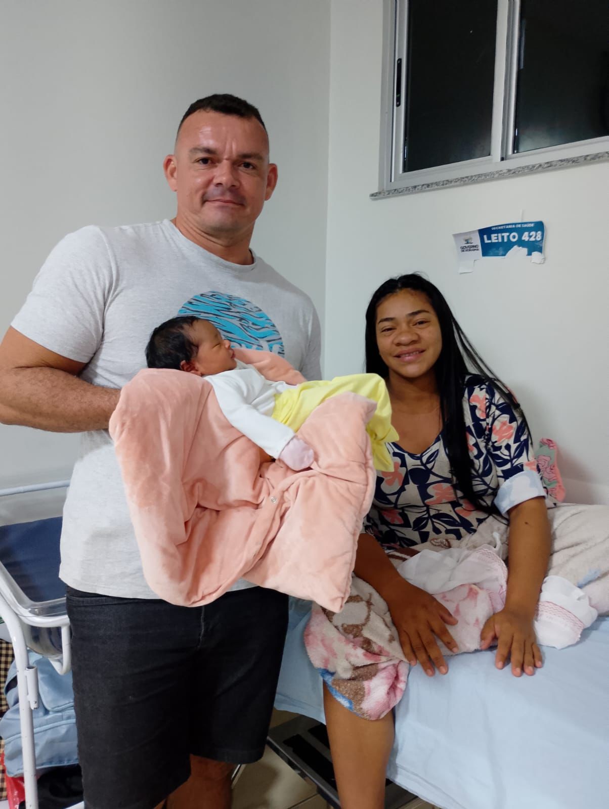 Recém-nascida de 5 dias de vida é salva por policial de folga após engasgar em Boa Vista; VÍDEO