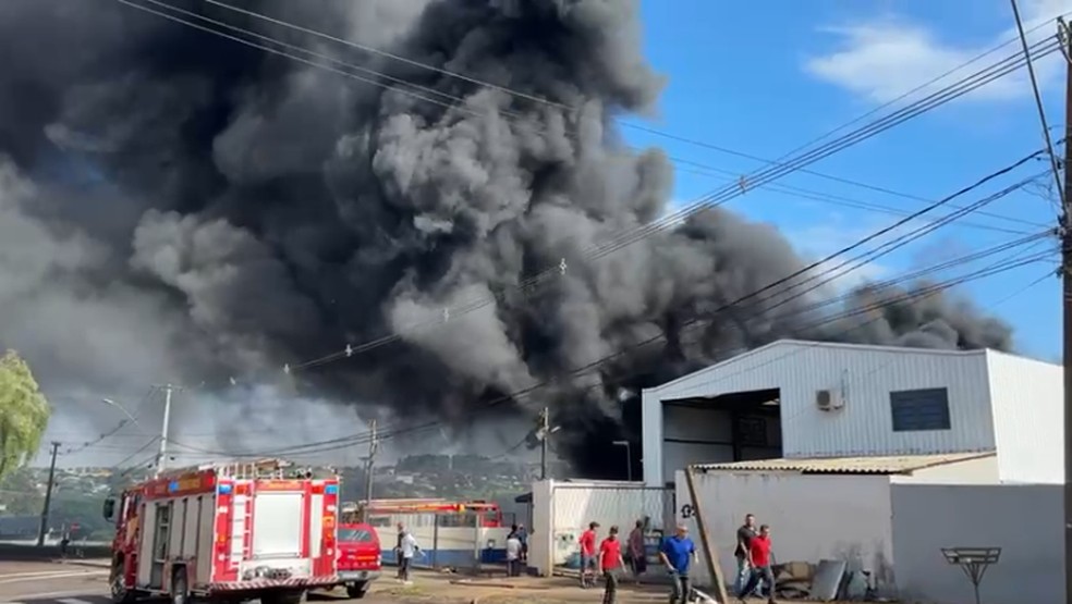Incêndio atinge fábrica de embalagens de Cascavel — Foto: Jéssica Bergamo/RPC Cascavel