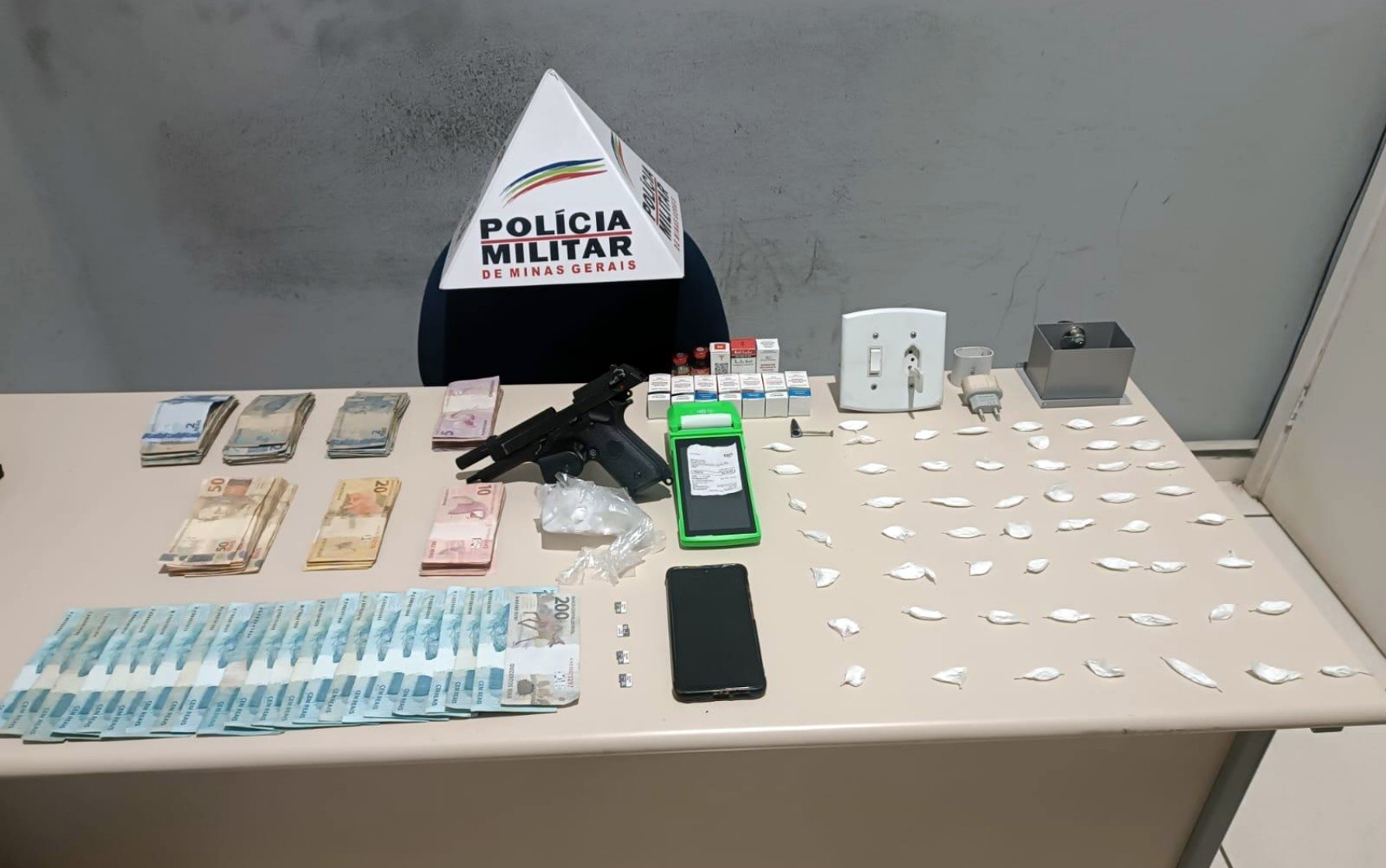 Homem é preso por suspeita de tráfico de drogas em adega que funcionava como fachada em Ouro Fino, MG