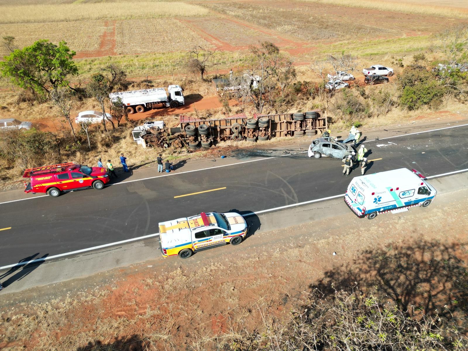 Motorista morre carbonizado em batida entre carro e caminhão na MGC-452