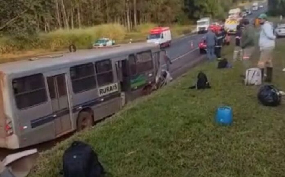 Carro colidiu contra ônibus que levava trabalhadores rurais em Araras — Foto: Repórter Beto Ribeiro