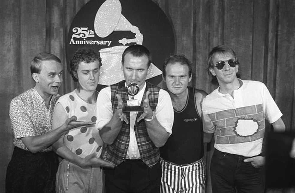 Men at Work posa com o Grammy de Artista Revelação em 1983 com Colin no centro — Foto: AP 