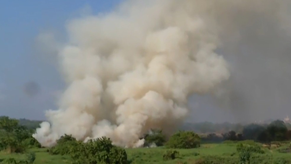 Grande incêndio atinge margem do Rio Acaraú em Sobral — Foto: TV Verdes Mares/Reprodução
