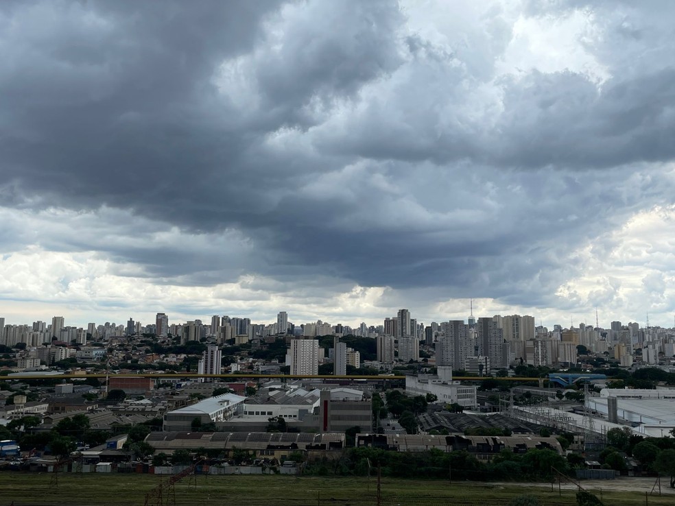 Tempo fica instável em São Paulo neste domingo (4) — Foto: Renata Bitar/g1