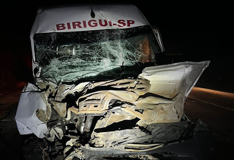 Ambulância bateu na traseira de um caminhão em Bofete (SP) — Foto: Arquivo pessoal