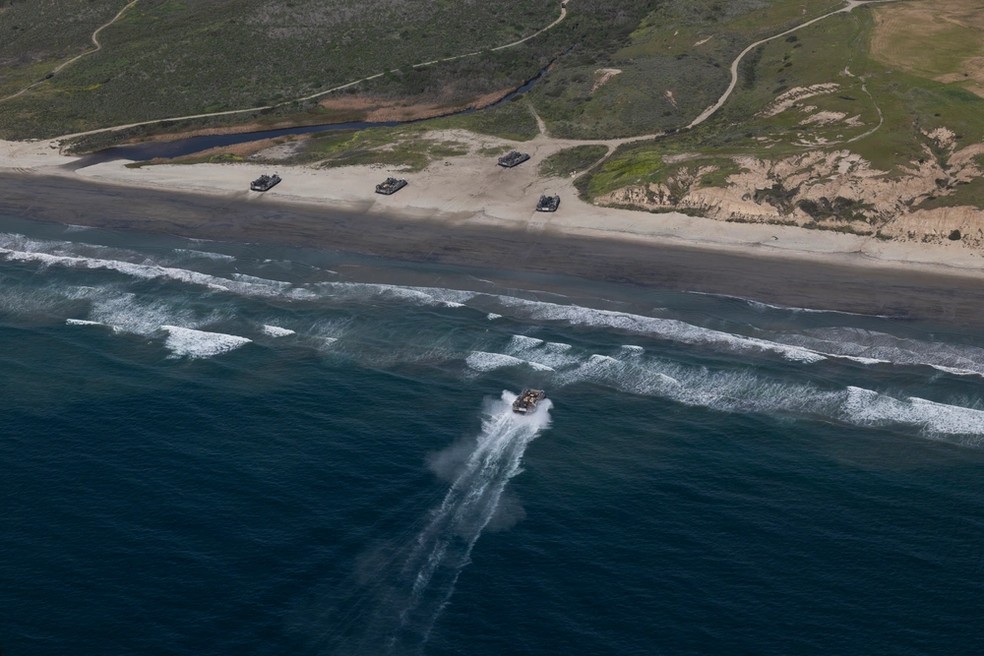 Embarcações anfíbias do grupo de assalto Boxer desembarcam em terra durante exercício anfíbio no Oceano Pacífico em março de 2026. — Foto: Oliver Nisbet/Fuzileiros Navais dos EUA