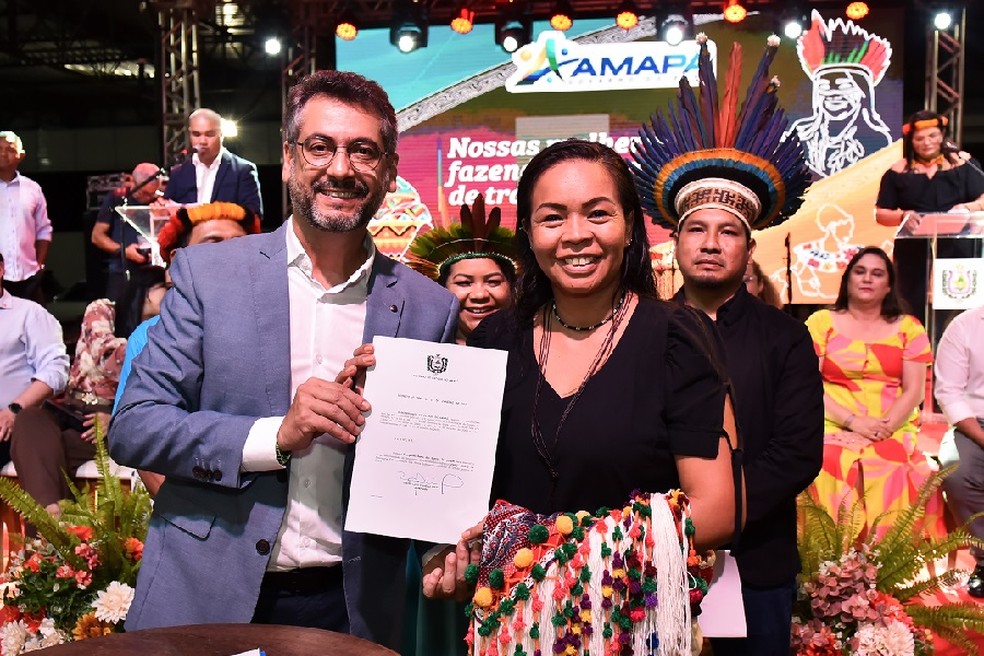 Moynali kiyimlardagi sariq lezbiyen pornosini tomosha qiling