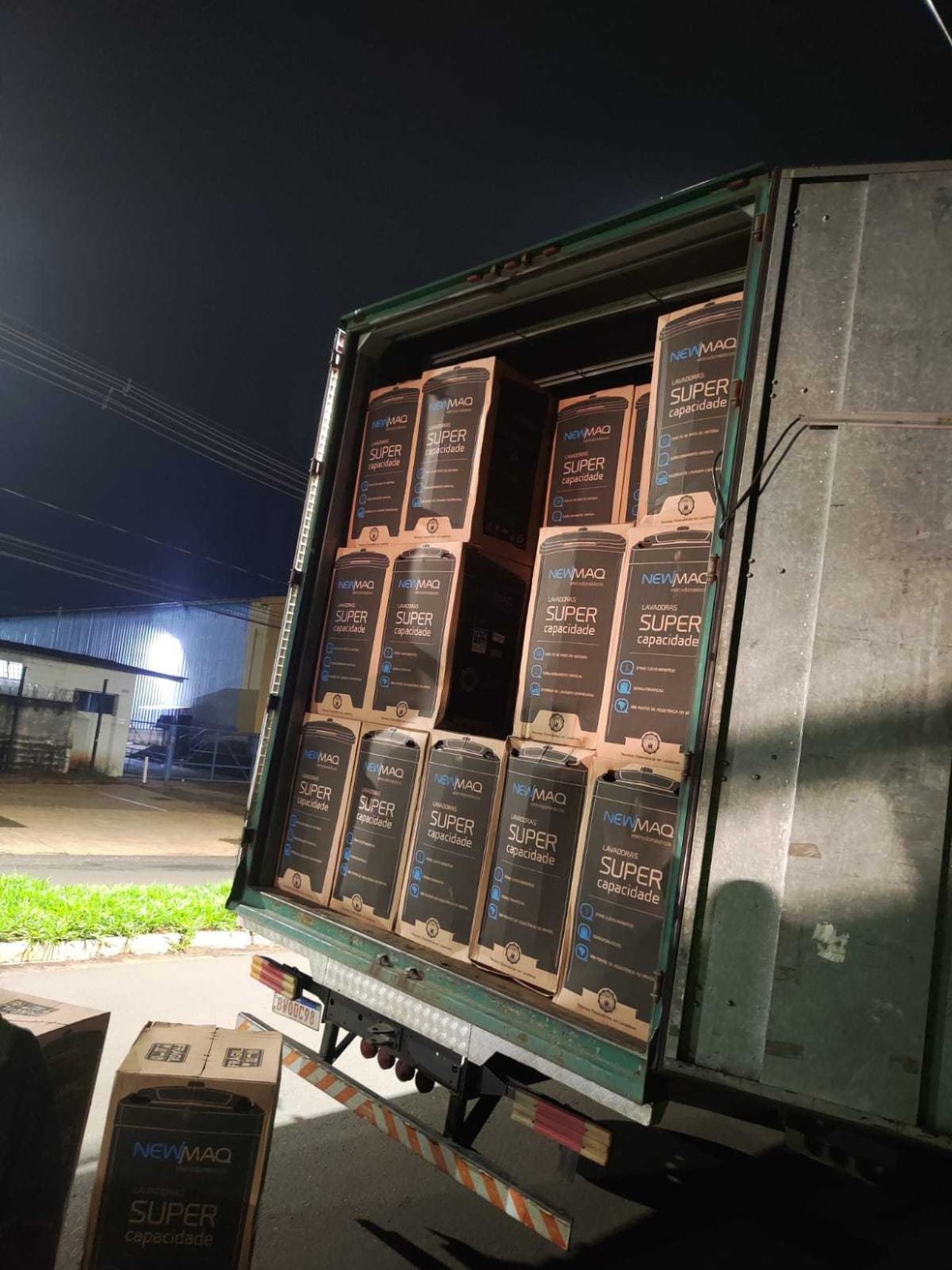 Ladrões tentam furtar máquinas de lavar de caminhão em Uberlândia — Foto: Polícia Militar/Divulgação