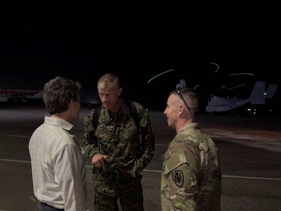 Major-general do Corpo de Fuzileiros Navais dos EUA, Kevin Jarrard, é recebido após sua chegada para supervisionar as equipes americanas enviadas para apoiar as operações de socorro após os terremotos na Venezuela — Foto: Embaixada dos Estados Unidos em Caracas via X